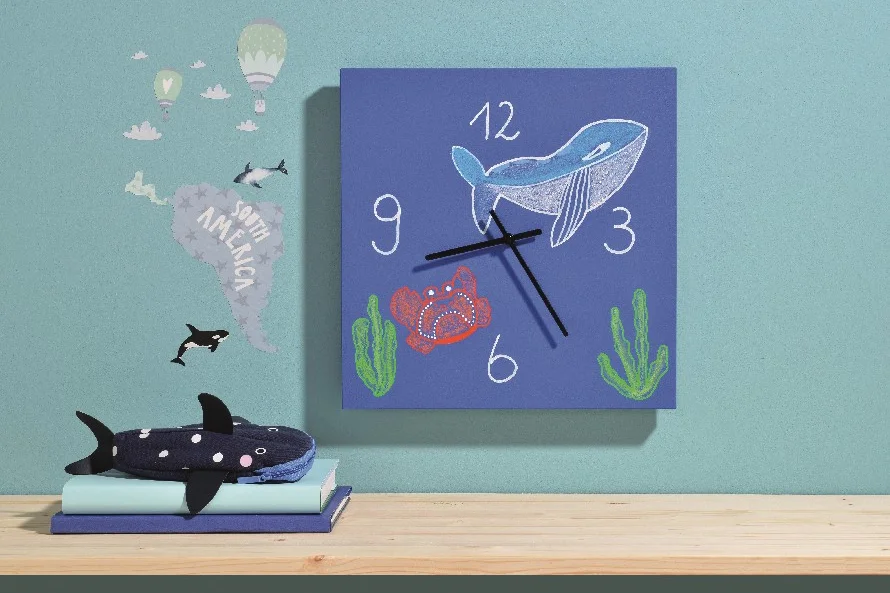 Blaue Wanduhr mit Walmotiv